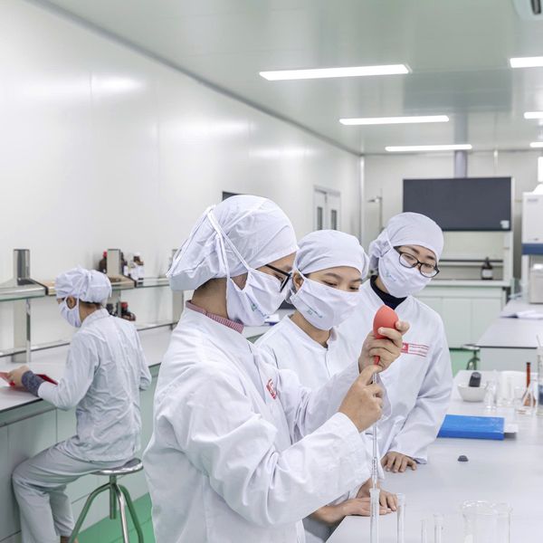 Đội ngũ kiểm nghiệm viên trong phòng thí nghiệm